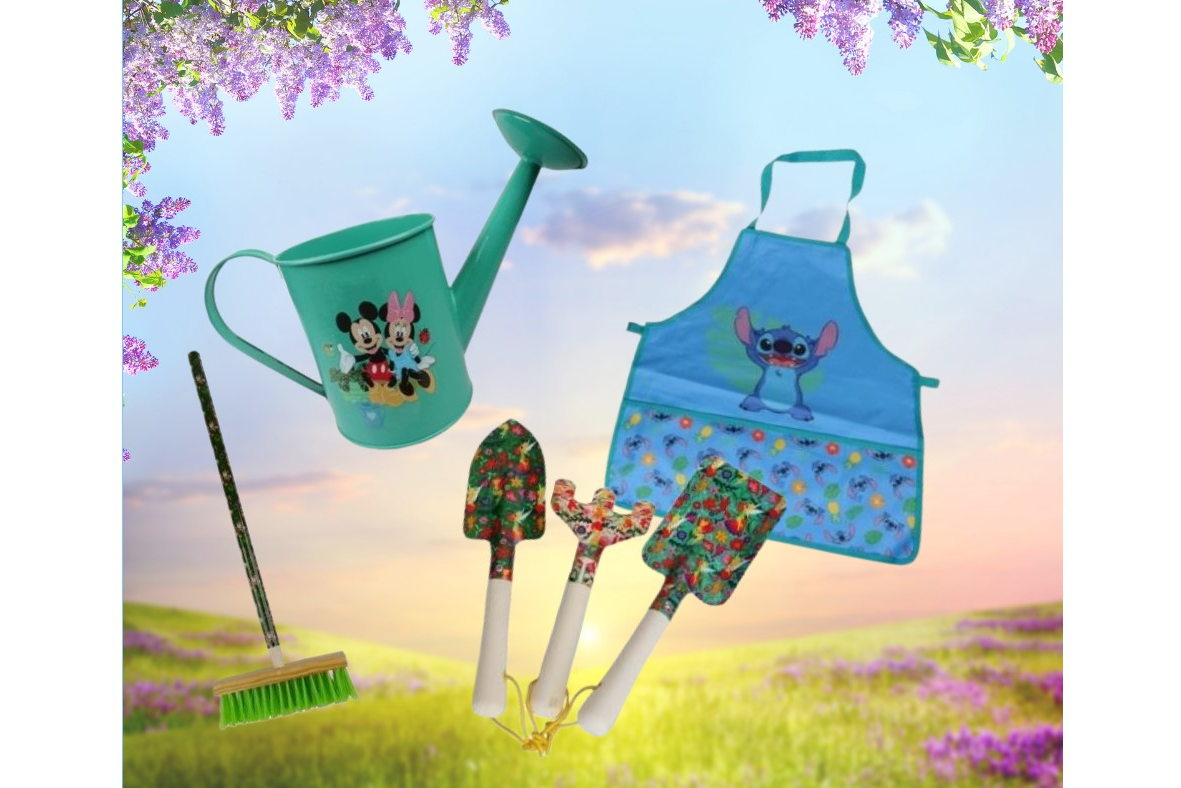 De afbeelding toont een verzameling van tuinbenodigdheden met Disney-thema, tegen een achtergrond van een blauwe lucht met wolken en een groen landschap met paarse bloemen. De items omvatten een lichtblauwe gieter versierd met afbeeldingen van Mickey en Minnie Mouse, een blauwe schort met een afbeelding van Stitch, en drie tuingereedschappen (een schep, een vork, en een hark) met handvaten die bedekt zijn met een kleurrijk bloemenpatroon. Elk gereedschap heeft een handvat dat eindigt in een lus voor gemakkelijk ophangen. De setting is vrolijk en kleurrijk, ideaal voor liefhebbers van tuinieren en Disney.